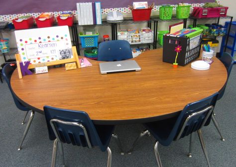 Guided Reading table Organised Classroom, Kidney Table, Kindergarten Organization, Organized Teacher, Teacher's Desk, Classroom Arrangement, Super Organized, Teaching Organization, Classroom Tour