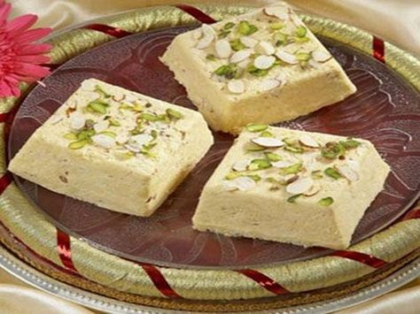 Coconut Barfi Recipe, Kalakand Recipe, Indian Milk, Instant Dessert, Indian Pudding, Burfi Recipe, Indian Sweet, Indian Desserts, Indian Sweets