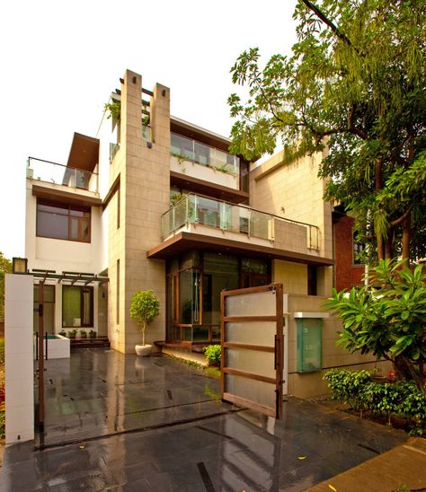 Reling Design, Houses Exterior, Luxury Homes Exterior, Exterior Houses, Best Modern House Design, Indian Home Design, Indian Home Interior, House Arch Design, Modern Exterior House Designs