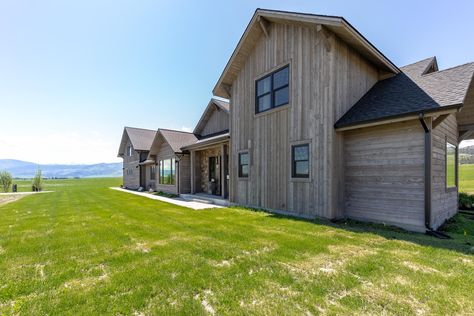 Product Use: Shiplap is used for the vertical siding and the horizontal siding is square edge lap. Two inch fascia and trim are used to accent the architectural details of the home. Modern Cedar Siding, Dutch Lap Siding, Horizontal Siding, Vertical Wood Siding, Modern Rustic Home, Montana House, Brush Texture, Vertical Siding, Lap Siding