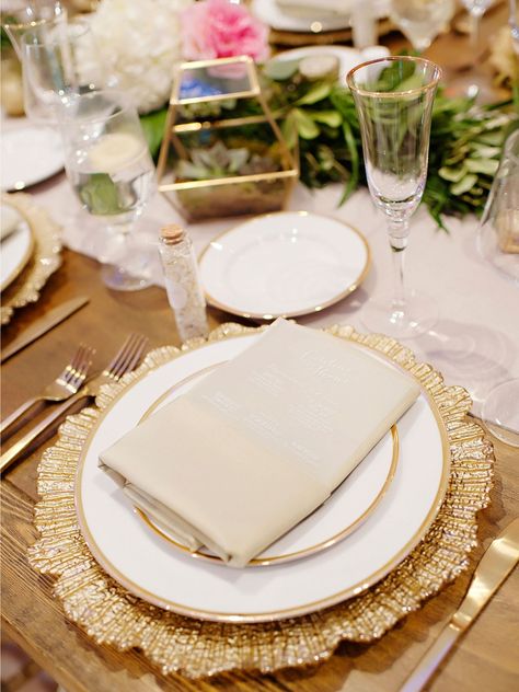 Gold Chargers Place Setting, Chargers Plates Table Setting, Gold Charger Plates Wedding, Gold Chargers Wedding, Gold Wedding Plates, Wedding Plate Setting, Plates For Wedding, Gold Place Setting, Charger Plates Wedding