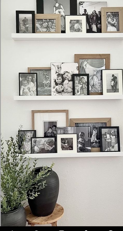 Picture Wall Living Room, Home Decor Ideas Christmas, Shelf Decor Living Room, White Floating Shelves, Family Photo Wall, Christmas Homemade, Picture Shelves, Creative Wall Art, Wall Art Ideas