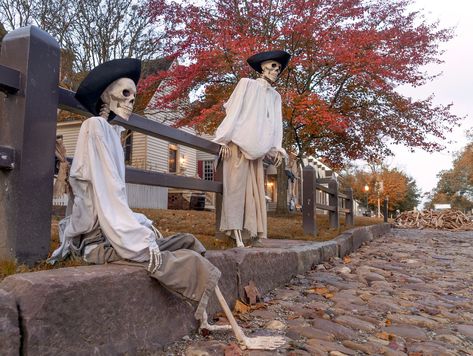 The fall foliage in Williamsburg gave the colonial spooks the perfect Halloween backdrop for a scary but festive scene. Colonial Halloween, Sleepy Hollow Halloween, Colonial Williamsburg Virginia, Fall Scenes, Halloween Outside, Halloween Backdrop, Williamsburg Virginia, Colonial History, Colonial America