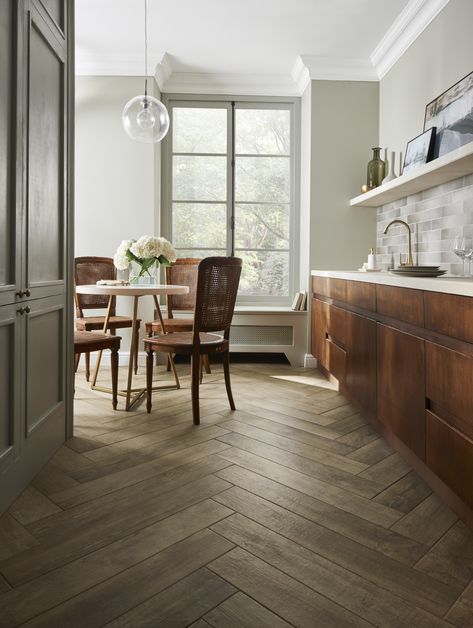 Topps Tiles Mora porcelain oak effect tiles Choosing the right size tiles for a small kitchen | Real Homes American Kitchen Design, American Style Kitchen, Wood Effect Porcelain Tiles, Oak Floorboards, Topps Tiles, Wood Effect Tiles, Diy Kitchen Decor, Herringbone Tile, Kitchen Trends