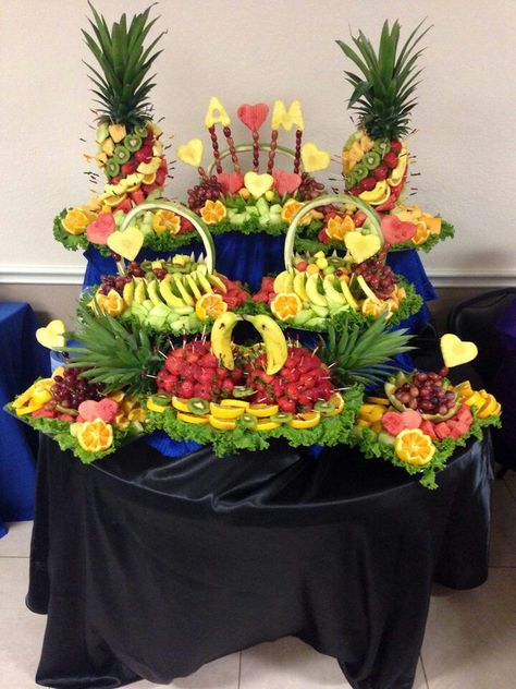 Luau Fruit Display, Fruit Tray Designs, Fruit Display Wedding, Fruit Tables, Veggie Display, Wedding Fruit, Edible Fruit Arrangements, Appetizer Table, Fruit Buffet