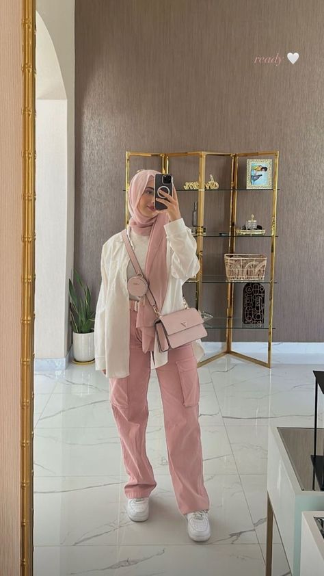 Pink Pants Outfit Hijab, Trendy Hijab Outfits Summer, Modest Hijabi Outfits Casual, Summer Outfits Muslim, Hijab Outfit Summer, Amsterdam Outfit, Disney Fits, Modest Casual, Stylish Outfits Casual