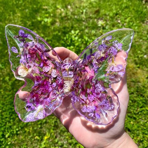 Sydney on Instagram: “🦋Custom Butterfly Dish🦋 Even pressed my own flowers for this cutie Mold from: @biskuitsandgravy • • • • • • • • • • • • • #resinart…” Butterfly Resin Art, Resin Butterfly, Resin Ideas, Butterfly Effect, Resin Artwork, Glass Butterfly, Art Resin, Clay Art Projects, Butterfly Decorations