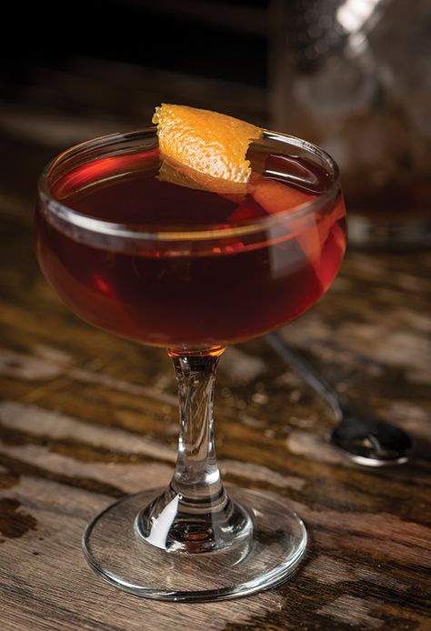 Long living in the shadow of the Manhattan and Martini, the lush Martinez cocktail has enough character and intrigue to warrant its own comeback. Lemon Peel Garnish, Martinez Cocktail, Liqueur Recipes, Cocktails Made With Gin, Maraschino Liqueur, Academy Awards Red Carpet, Cherry Liqueur, Tasty Drinks, Food Scale