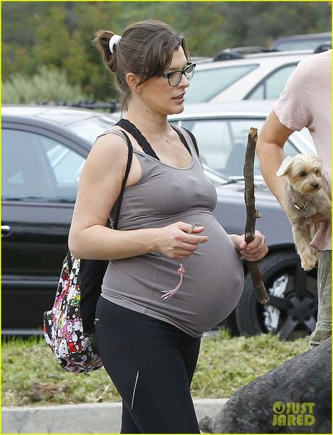 Pregnant Milla Jovovich proudly displays her burgeoning bump on a hike 2023 Maternity Pin Up, Exercise While Pregnant, Big Pregnant, Pregnancy Belly Photos, Spit It Out, Pregnant Model, Beautiful Pregnancy, Chanel Iman, Third Child