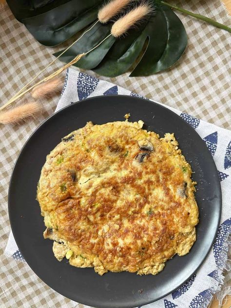 Vietnamese Omelette - Mom's Trứng Chiên (Easy) Egg Omelette Recipe, Beef Rolls, Jasmine Rice Recipes, Quick Dinner Options, Enoki Mushrooms, Vietnamese Street Food, Fried Spring Rolls, Cooking Jasmine Rice, Beef Roll