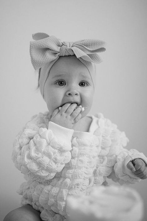 A black-and-white portrait of babies first cake smash during first birthday photo shoot by Mika LH photography. Black And White Smash Cake, White Sheet Photoshoot First Birthday, All White Cake Smash Photoshoot, Black And White Kids Photoshoot, First Cake Smash, Baby Black And White Pictures, Baby First Cake, Birthday Photo Shoot, First Birthday Photo