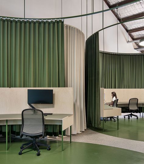 Eclectic Trends | 5 Examples Of The Assemble/Dissemble Trend: Curtains - Eclectic Trends Gray Interior Doors, Real Estate Office, Creative Workspace, Workplace Design, Workspace Design, Office Workspace, Chic Interior, Design Del Prodotto, Office Interior Design