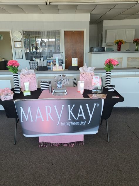 Mary Kay Display, Vendor Table Display, Mary Kay Opportunity, Mary Kay Printables, Mary Kay Eyes, Vendor Table, Packing Hacks Clothes, Mary K, Market Stands