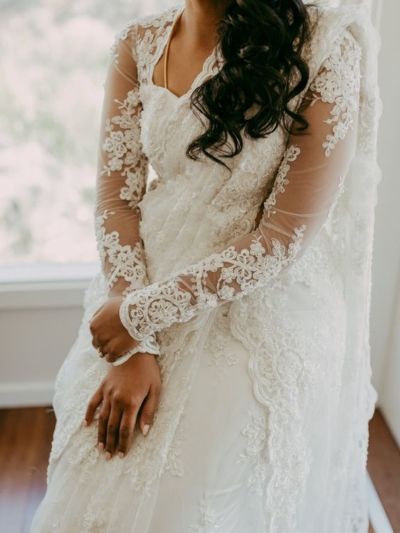 Christian Brides Who Donned The Most Breathtaking Sarees! Ismaili Wedding, White Saree Wedding, Christian Wedding Dress, White Sarees, Civil Dress, Saree White, Christian Wedding Gowns, Christian Bridal Saree, Christian Bride