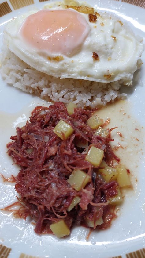 Good morning! Let's begin today's #FoodPhotography with Chef @EmmaDicolen's "Sunny Side Up and Corned Beef with Potatoes and Garlic Fried Rice" for our breakfast at home! Expect more food pics throughout the day. Let's eat! #TGIF #MykEmistry Pinoy Breakfast Ideas Filipino Food, Pinoy Breakfast Ideas, Beef With Potatoes, Pinoy Breakfast, Pork Steak Recipe, Filipino Breakfast, Breakfast At Home, Garlic Fried Rice, Cafeteria Food