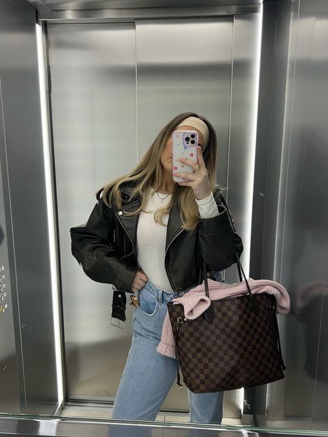 Lv Neverfull Mm Outfit, Neverfull Mm Outfit, Outfits Uni, Tote Bag Outfit, Uni Bag, Lv Tote, Lv Neverfull Mm, Lv Neverfull, Purse Essentials