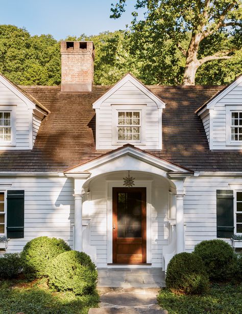 Collected Meets Edited In This Connecticut Home Connecticut Homes Interior, Portico Entry, Entry Porch, Luxe Decor, Ranch Exterior, Circa Lighting, Classic Architecture, Luxe Interiors, Interiors Design