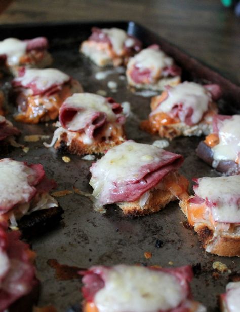 Ruben Pickle Bites, Reuben Pickle Bites 12 Tomatoes, Mini Rueben Bites, Mini Reuben Bites, Ruben Bites, Rueben Bites, Reuben Bites, Party Bread, Warm Appetizers