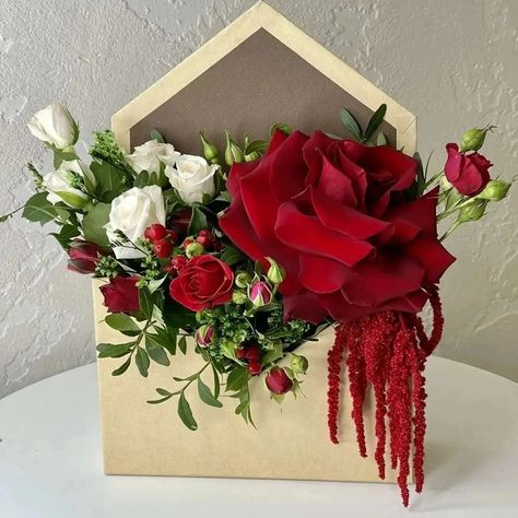 Valentines Day Florist Ideas, Envelope Box Flower Arrangement, Flower Arrangements For Valentines Day, Valentine Flowers Ideas, Valentine’s Day Floral Arrangements, Box Floral Arrangements, Valentines Day Floral Arrangements, Flowers In A Box, Valentine Flower Arrangements