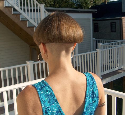 Sharp Bowl | bowlcutzac | Flickr Mushroom Haircut, Shaved Bob, Sleek Bob Hairstyles, Angled Bobs, Bowl Haircuts, Shaved Nape, Very Short Haircuts, Woman Shaving, Bowl Cut