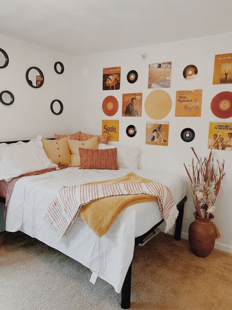 Yellow Bedroom Walls, Yellow Room Decor, Dorm Room Decor Ideas, Reiki Room, Yellow Bedroom Decor, Bedroom Redesign, Dorm Inspiration, College Dorm Room Decor, Dorm Room Designs