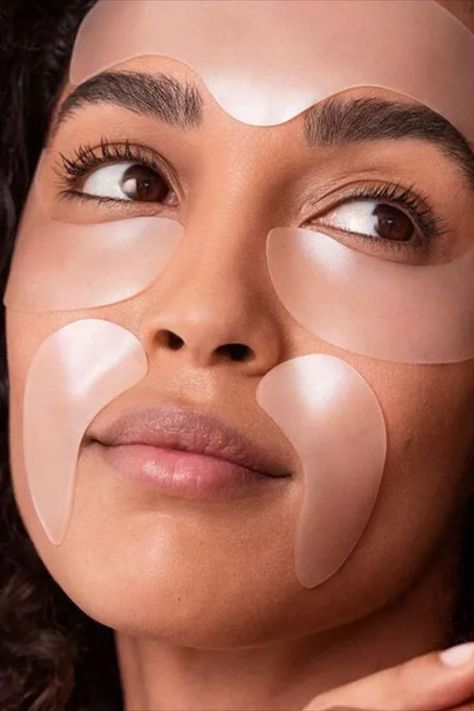 In her late 20s, SiO Beauty founder Gigi Howard started seeing wrinkles on her chest after sleeping on her side. Some time after, one of her doctor friends showed her the benefits of medical-grade silicone patches to heal scars, leading to her lightbulb moment: using the same concept for smoothing lines and wrinkles. Doctor Friends, Get Rid Of Pimples, Rid Of Pimples, Growing Healthy Hair, Pimples Remedies, Healthy Life Hacks, Viral On Tiktok, Face Patches, How To Get Rid Of Pimples