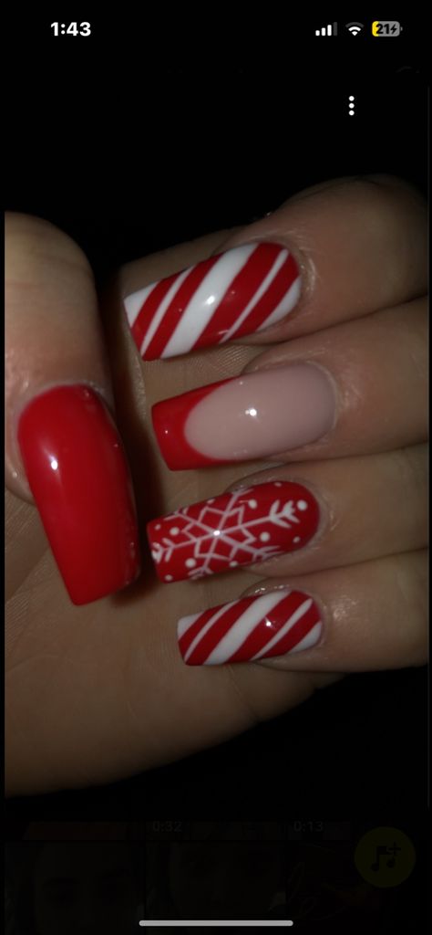 Christmas Nails 2023 Trends Red, Christmas Nails For Teens, Red Simple Christmas Nails, Y2k Christmas Nails, Christmas Nails Red And Green, Nail Inspo Christmas, Christmas Nails Diy, Christmas Nail Art Ideas, Red Christmas Nails