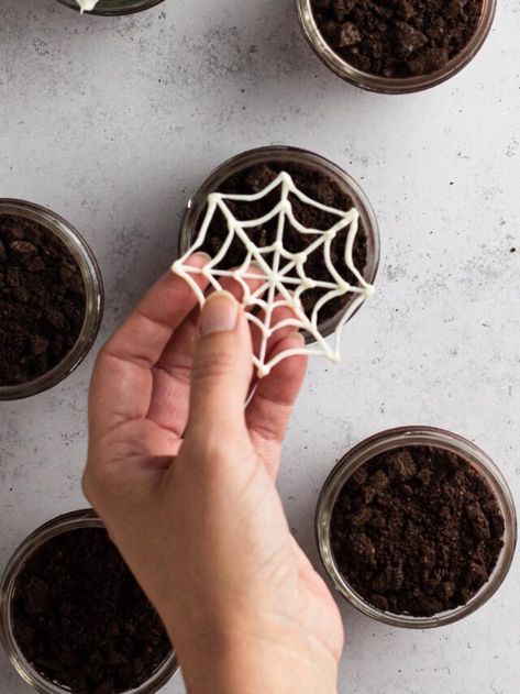 Easy Chocolate Spiderwebs - Always Eat Dessert Spider Web Chocolate, White Chocolate Spider Webs, How To Make Edible Spider Webs, How To Make Spider Webs For A Cake, Chocolate Halloween Desserts, Dessert Pudding Cups, Chocolate Cupcakes Halloween, Edible Spider Web, Spider Desserts