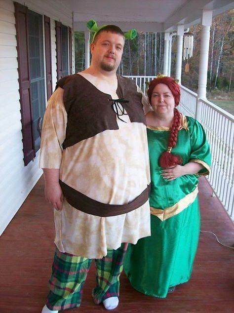 Shrek and Fiona Halloween Costume Shrek And Fiona Costume, Halloween Costume Group, Fiona Costume, Shrek And Fiona, 3 People Costumes, Easy College Halloween Costumes, Diy Couples Costumes, Diy Outfits