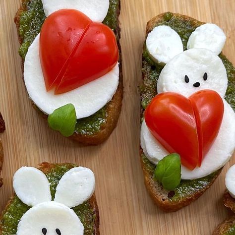 Sine Siemkowicz on Instagram: "Valentine’s Bunny Crostini❤️ With mozzarella, pesto, tomato and basil. You can find the full recipe on my website (link in bio) or search ‘Valentine’s Bunny Crostini’ #valentinesday #crostini #mozzarella #valentinesideas #cheese #cutefood" Easter Foods, Food Bites, Ceviche Recipe, Easter Brunch Food, Easter Food, Party Appetizers Easy, Tomato And Cheese, Easy Food Art, Easter Dinner