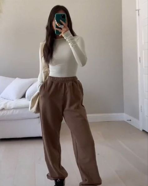 Sweatpants Turtleneck Outfit, Outfit Ideas Brown Sweatpants, Turtle Neck Inspo Outfit, Styling Brown Sweatpants, Brown Lounge Pants Outfit, Cute Winter Outfits Sweatpants, Outfits With Tan Sweatpants, Neutral Sweatpants Outfit, What To Wear With Brown Sweatpants