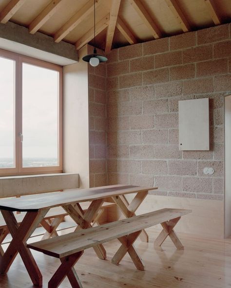 Gallery of Chumbaria Village - Hemp Brick House / Arquitectura Viva - 24 Chinese Interior, Japanese Interiors, Gathering Table, American Interior, Italian Interior, American Houses, Building Plan, French Interior, Brick House