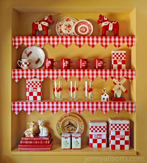 Shelves-blog Red White Decor, Red And White Kitchen, Red Cottage, Regal Design, Red Kitchen, Shabby Chic Kitchen, Vintage Kitchen Decor, Red Gingham, White Decor