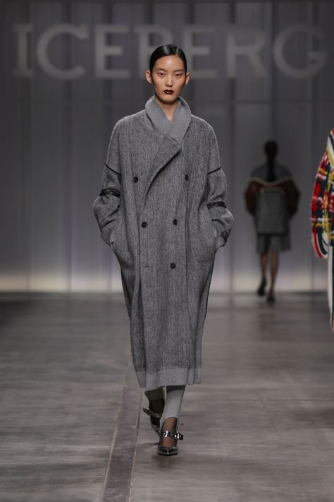 Iceberg Fall 2024 Ready-to-Wear Runway, Fashion Show & Collection Review [PHOTOS] Black Winter Fashion, Rtw 2024, Oversized Clothing, Woman Coat, Chic Coat, Show Collection, Fall 24, Woman's Fashion, Fall Winter 2024