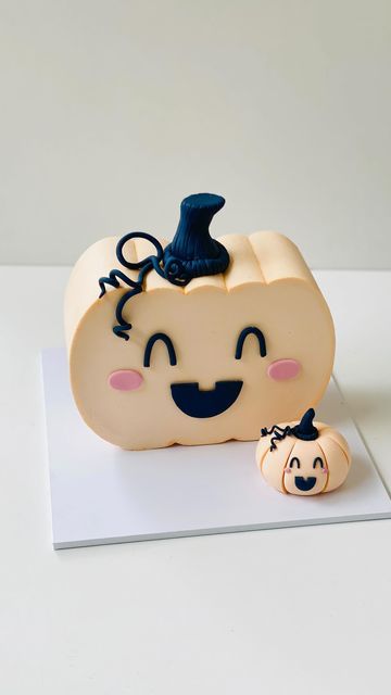 Aimee🤗Cake Decorating Supplies on Instagram: "Eeek , the Spooky season is upon us and although we weren’t sure if we should , WE DID !! We knew we had to create one of our Cake Shape guides for Halloween 🎃 We hope you think it is as adorable as we do , AND …. let’s just take a moment to appreciate the most adorable baby pumpkin that Anne @x_icedcreations_x has made to feature beside the cake , she also made the gorgeous pumpkin stalk and vines , feeling pretty lucky to have such a talent worki Pumpkin Cake Design, Halloween Smash Cake, Jack O Lantern Cake, Pumpkin Shaped Cake, Fall Birthday Cakes, Princess Pumpkin, Spooky Cake, Halloween 1st Birthdays, Baby Pumpkin