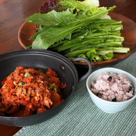 Ssam Recipe, Tuna Stew, Korean Food Photo, Maangchi Recipes, Canned Tuna Recipes, Canned Tuna, Stir Fry Noodles, Spicy Tuna, Korean Dishes