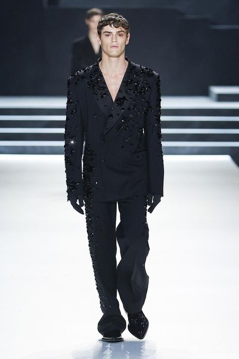 Open Chested Outfits Men, Dolce And Gabbana Suit, Event Fits, Valentino Suit, Dolce And Gabbana Suits, Dolce And Gabbana Runway, Carpet Ideas, Fashion Design Collection, Winter 23