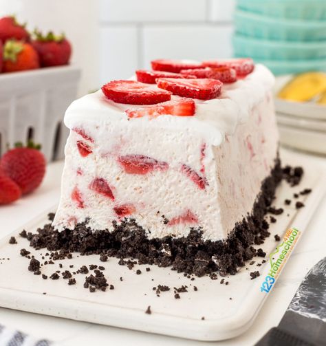 Fluffy, No-Bake Summer Strawberry Dessert Cake Berry Icebox Cake, Frozen Strawberry Desserts, Pecan Bread Recipe, Peach Bread, Icebox Desserts, Pumpkin Pie Oatmeal, July Desserts, Sweet Temptation, Strawberry Dessert Recipes