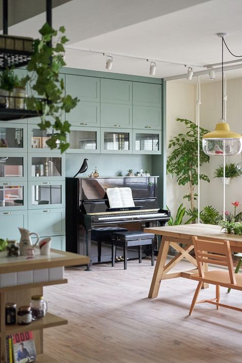 Living with Plants: A Family Apartment in Taiwan: Gardenista Piano Room Decor, Piano Living Rooms, Piano Decor, Piano Room, Family Apartment, 아파트 인테리어, A Living Room, Apartment Living Room, Front Room