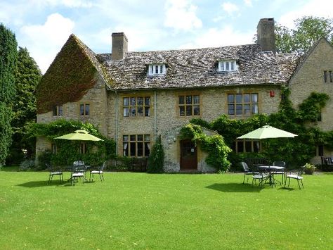 Oxfordshire Countryside, Oxfordshire England, Thatched House, Plant Zombie, European Garden, Castle Mansion, 1 Hotel, Bed & Breakfast, Retreat Center