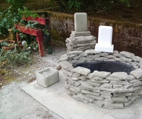 Styrofoam Recycling, Diy Stone Wall, Styrofoam Packaging, Styrofoam Art, Styrofoam Crafts, Fake Rock, Fake Stone, Backyard Water Feature, Fall Planters