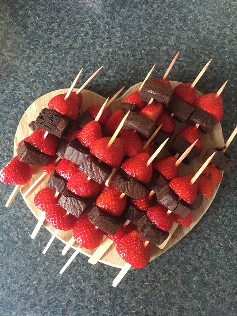 Strawberry and chocolate brownie kabobs! Yummy Strawberry Brownie Skewers, Brownie Kabobs, Strawberry Kabobs, Dessert Kabobs, Strawberry Sweets, Strawberry And Chocolate, Adventure Seeker, Chocolate Donuts, Food O