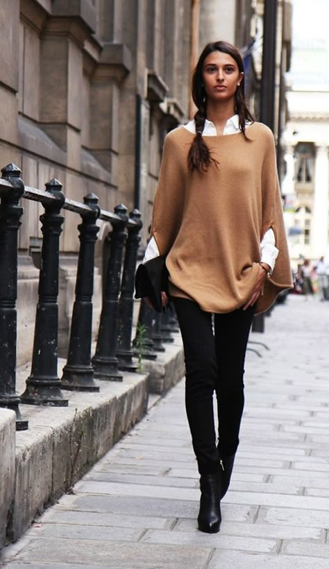 Something is going on with ponchos this winter...and it's kind of good. | Classic Cape/Poncho + Skinny Jeans, via lefashion Sukienki Maksi, Street Mode, Fall Fashion Coats, Mode Tips, Walking Down The Street, Style Casual Chic, Paris Mode, Bohol, Mode Casual