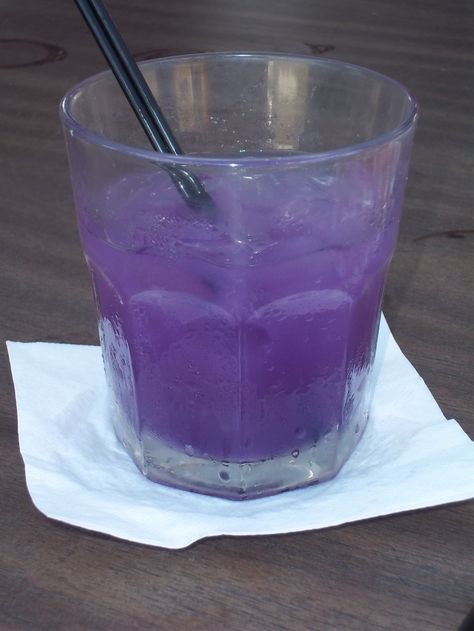 Purple flip flop - Malibu rum, vodka, pomegranate juice & pineapple juice Purple Dragon Drink, Pomegranate Cocktail, Cocktails Vodka, Purple Flip Flops, Cocktail Vodka, Purple Drinks, Malibu Rum, Fancy Drinks, Jello Shots