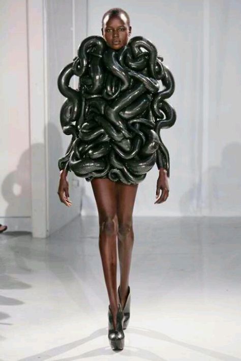 Snake dress Iris Van Herpen Couture, Snake Dress, Iris Van Herpen, Fashion Fail, Weird Fashion, Futuristic Fashion, Tech Fashion, Animal Fashion, Architecture Fashion