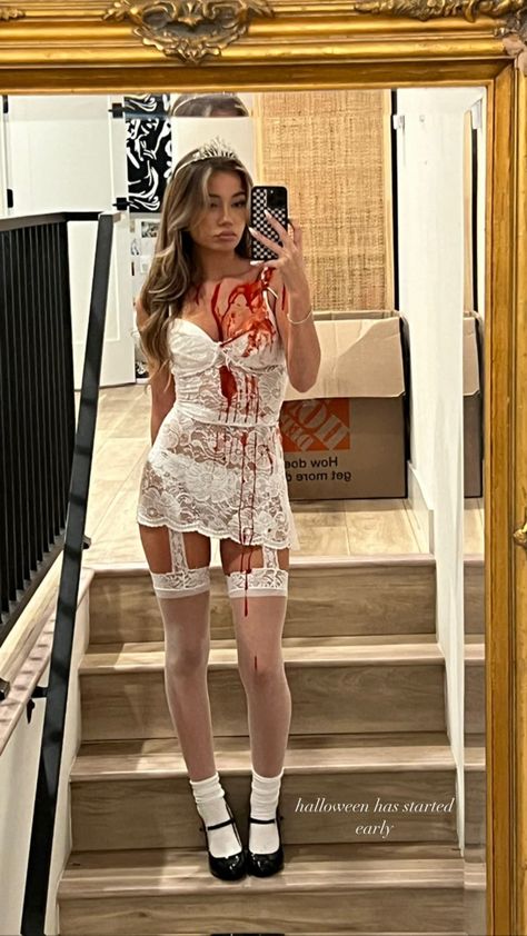 Carrie Halloween Costume, Maquillage Halloween Simple, Most Popular Halloween Costumes, Horror Halloween Costumes, Hot Halloween Outfits, Pretty Halloween Costumes, Halloween Party Outfits, Hallowen Costume, Cute Couple Halloween Costumes