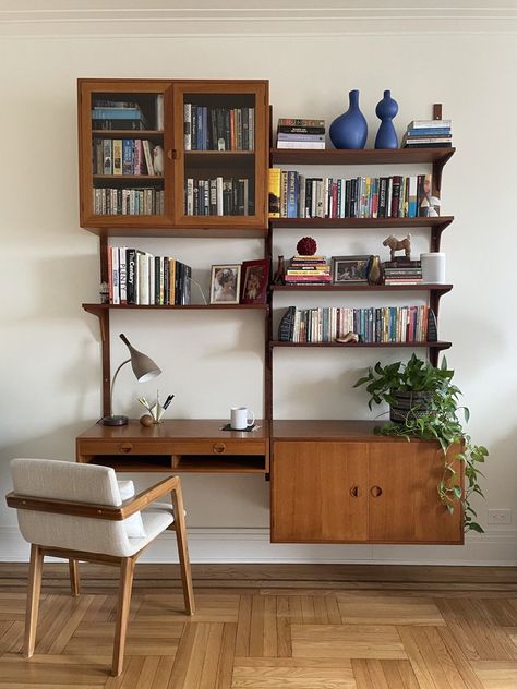 Modern Wall Shelving, Uni Room Ideas Uk, Uni Room Ideas, Mid Century Modern Bedroom Decor, Mid Century Modern Shelves, Mid Century Wall Unit, Vintage Desks, Organization Design, Space Vintage