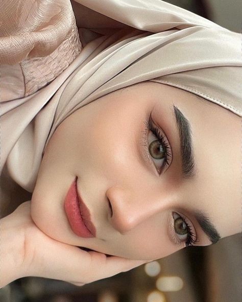 Makeup and Hairdo for Graduation Ceremony Graduation is your milestone event and you need to get ready early in the morning. Hairdo For Graduation, Timeless Makeup, Easy Makeup Ideas, Makeup Cantik, Kebaya Hijab, Hijab Makeup, Wedding Makeup Bride, Graduation Look, Awek Tudung