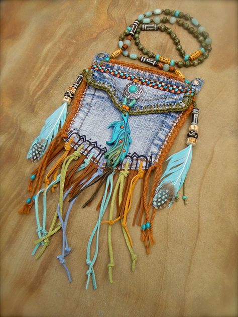 Leather Beaded Necklace, Birds Fabric, Ornaments Homemade, Native American Crafts, Estilo Hippie, Medicine Bag, Denim Ideas, Diy Felt, Indian Crafts