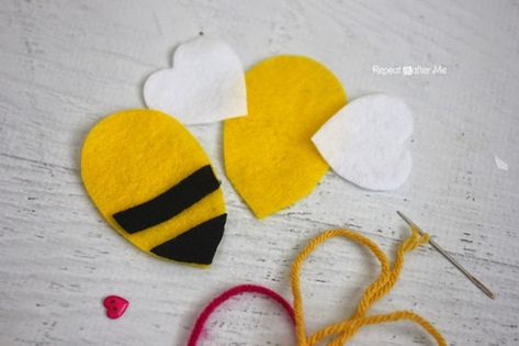 Felt Bumble Bee Keychain - Repeat Crafter Me Felt Bumble Bee, Bees For Kids, Bee Template, Bumble Bee Craft, Felt Keyring, Bee Keychain, Bee Mine Valentine, Bee Crafts For Kids, Bee Activities